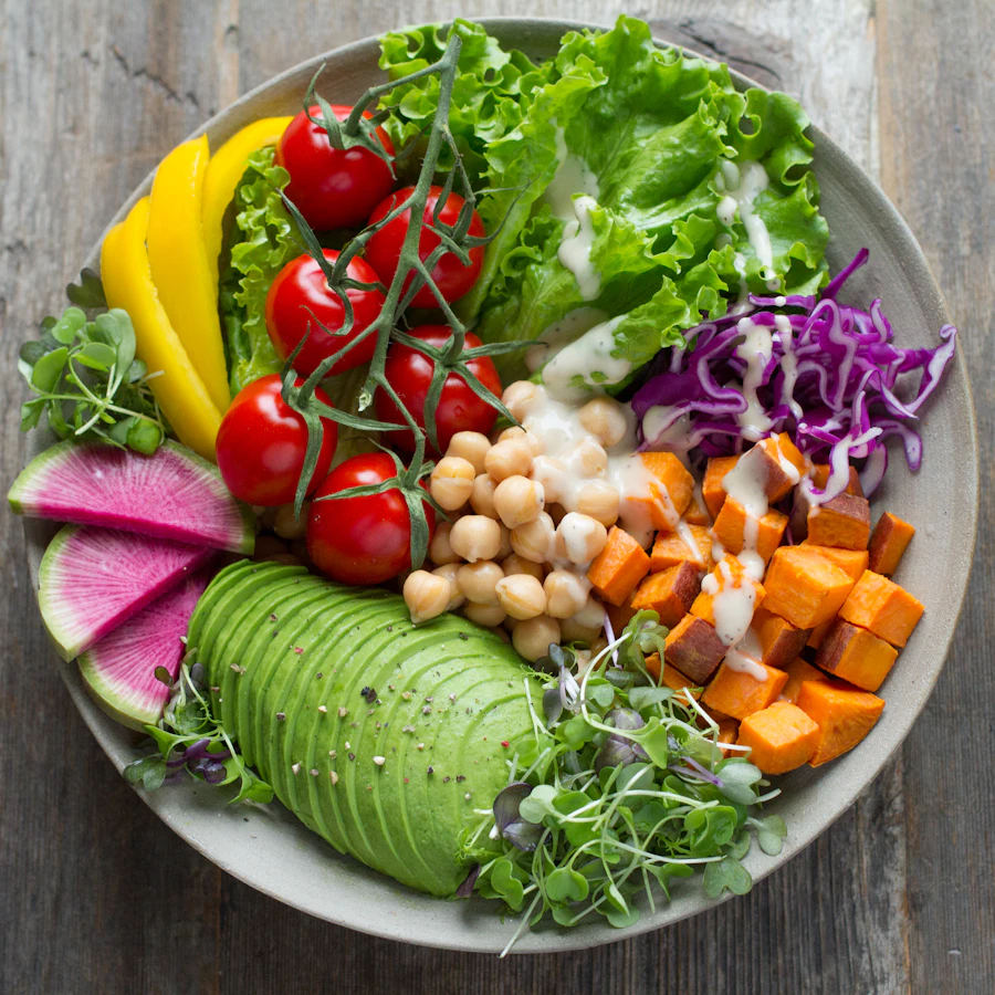 Bowl de granos con vegetales y proteína para almuerzo