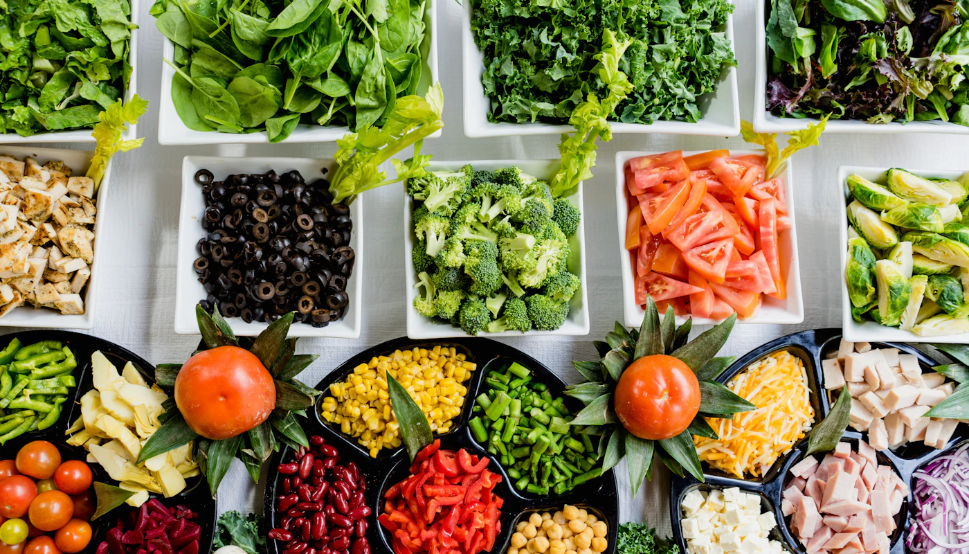 Mesa servida con variedad de platos saludables de Raíz