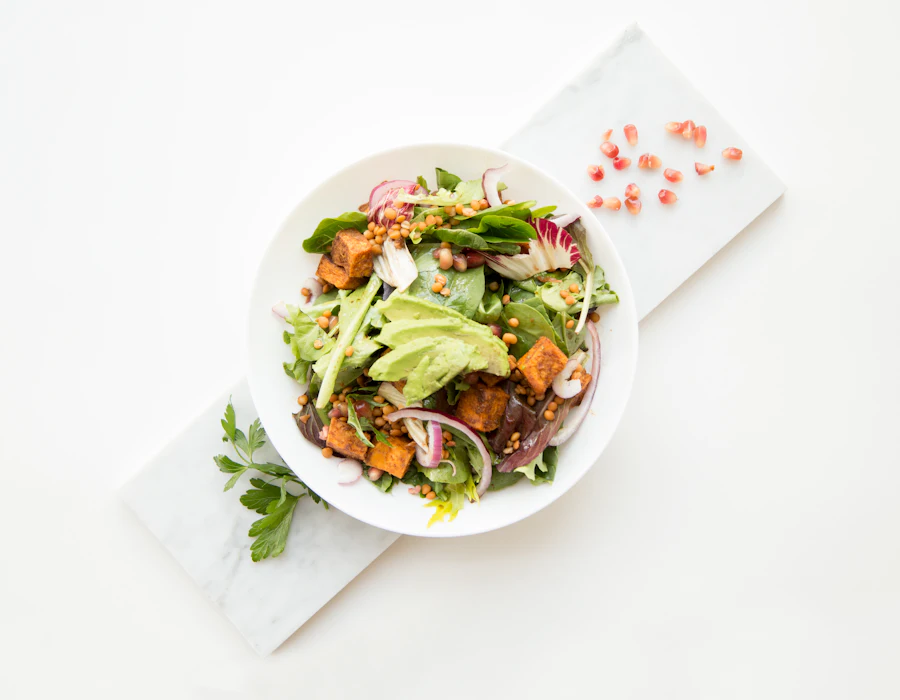 Power bowl azteca con quinoa, frijoles negros y aguacate
