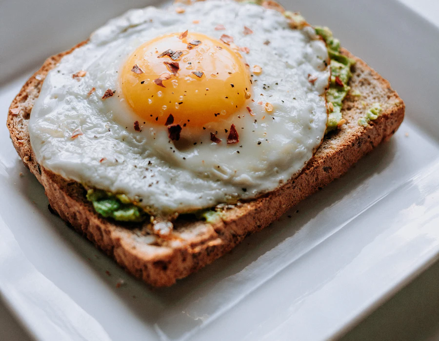 Bowl de desayuno con huevo, palta y semillas