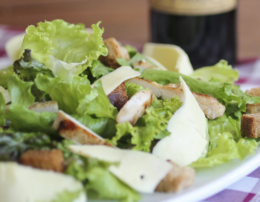 Wrap integral de pollo con vegetales frescos