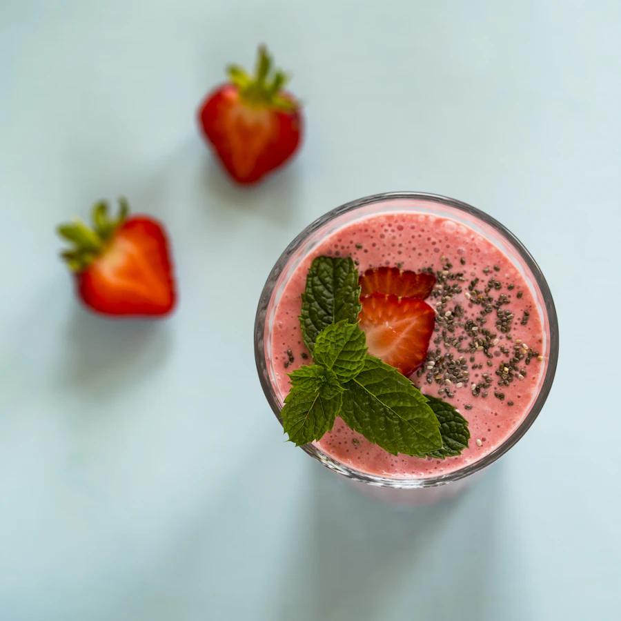 Batido natural verde con frutas y semillas