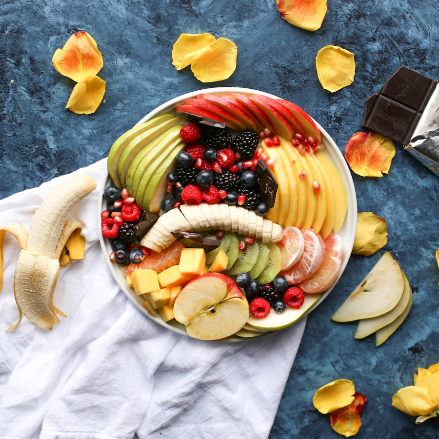 Snacks saludables con frutas, frutos secos y yogur